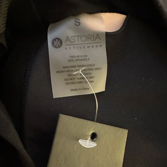 NEW with tags Astoria Activewear LIVE LUXE Crossed Sports Crop - Picture 6 of 7